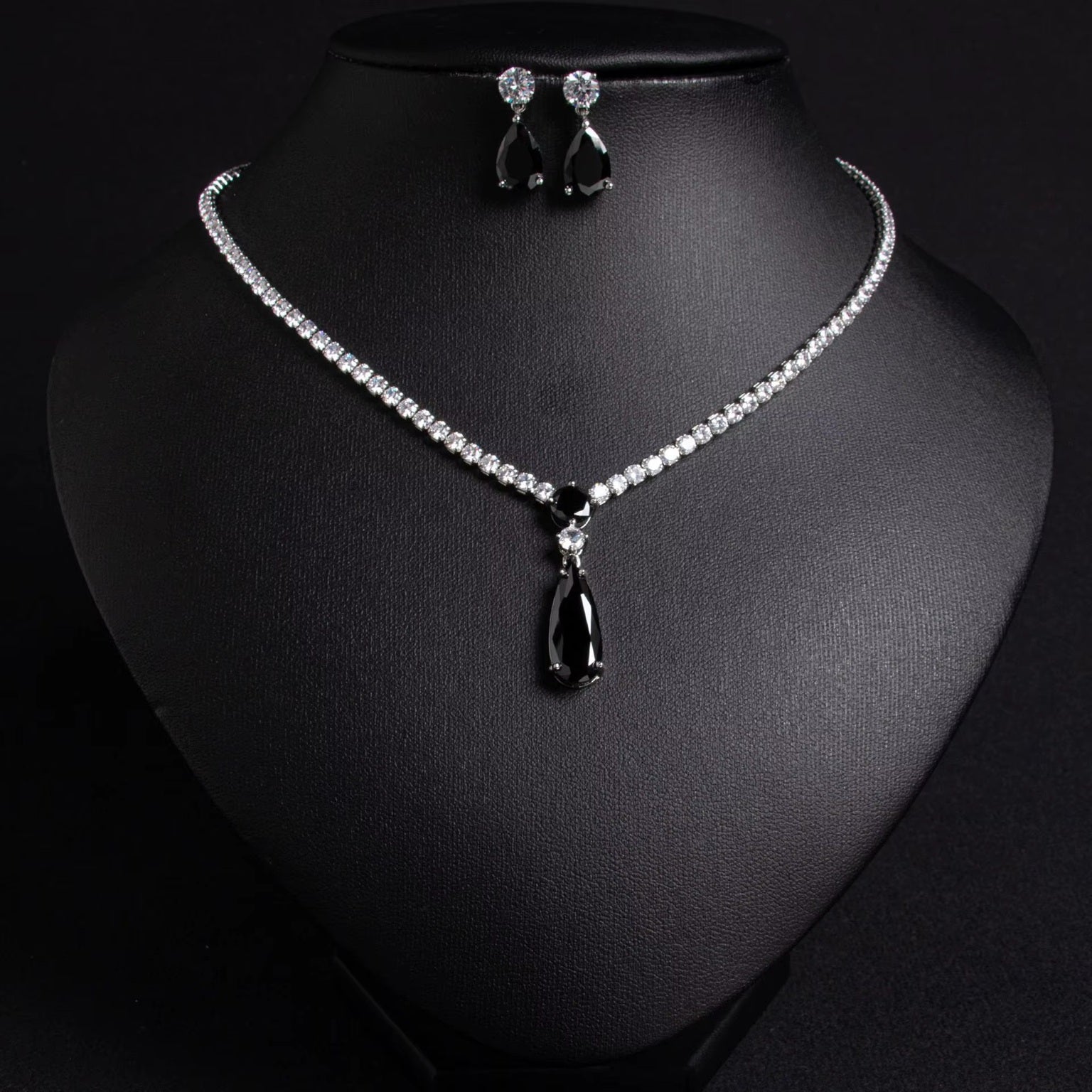 Classic Crystal Drop Shape Necklace Set with Drop Earrings โ Elegant Fashion Jewelry for Women