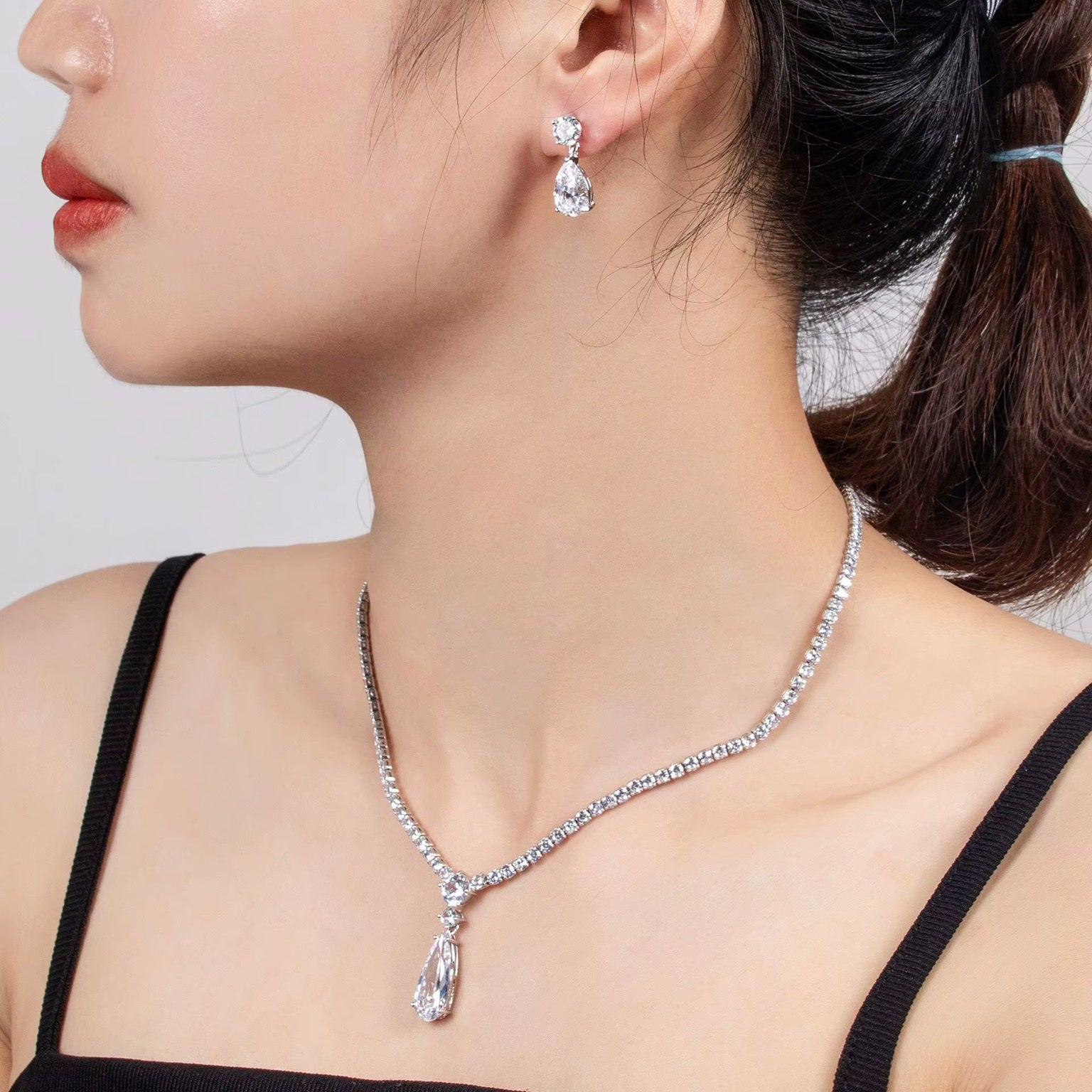 Classic Crystal Drop Shape Necklace Set with Drop Earrings โ Elegant Fashion Jewelry for Women
