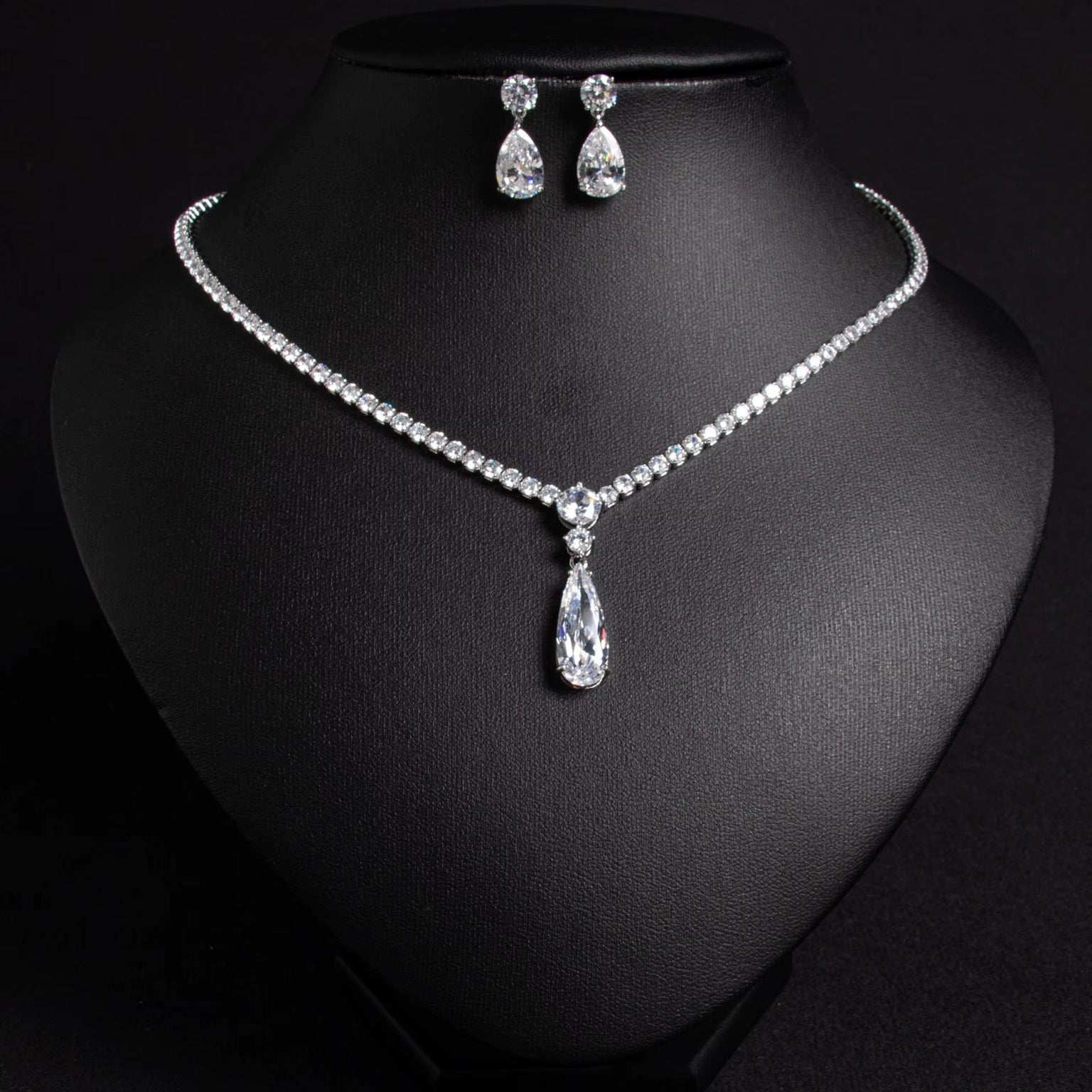 Classic Crystal Drop Shape Necklace Set with Drop Earrings โ Elegant Fashion Jewelry for Women